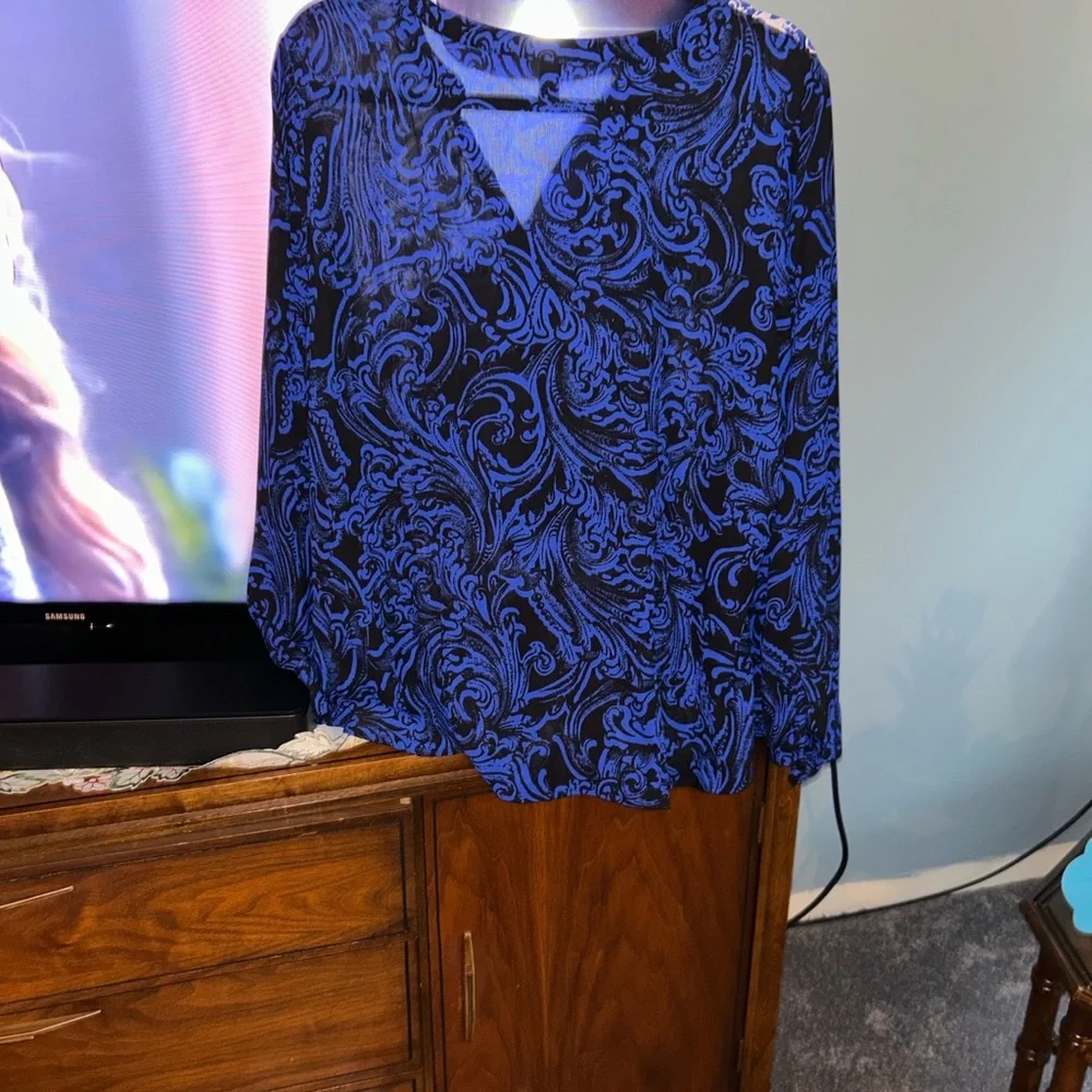 A Classy Chic Boutique Royal Blue and White Blouse - Picture 3 of 4
